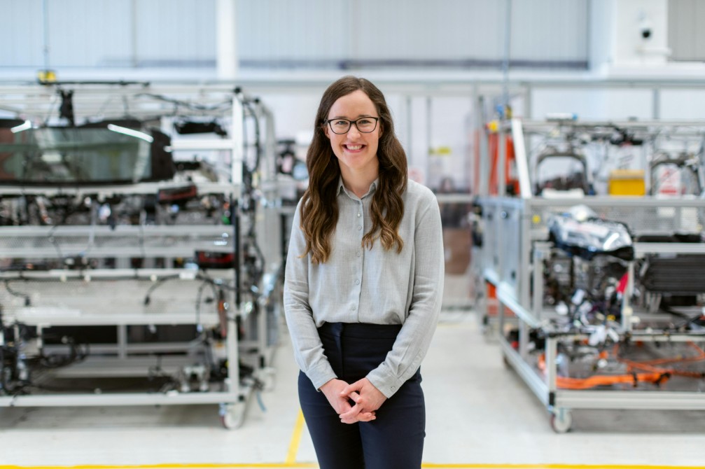 Inspirierende Bildungsexpertin in einem modernen Industrieumfeld symbolisiert die Verbindung von Future Skills und beruflicher Praxis.